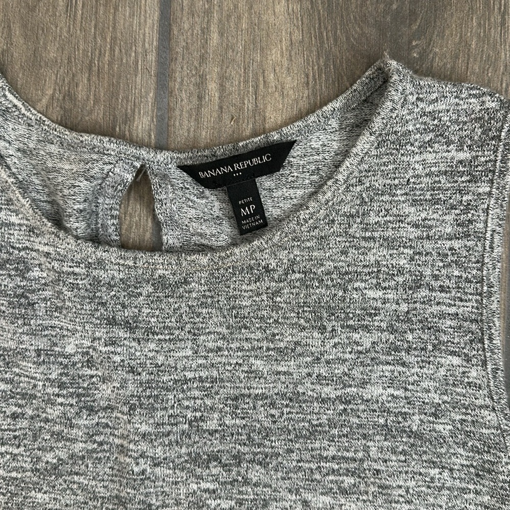 Banana Republic Gray and White Sleeveless Top. Size MP. - Picture 7 of 7